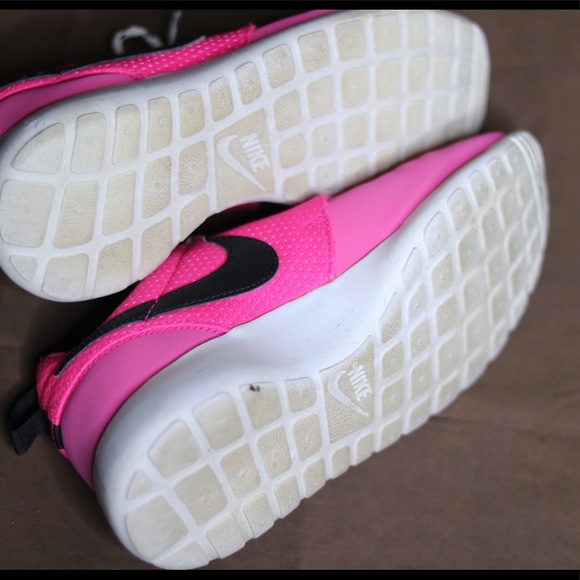 Pink Nike Rosherun Size 4 - Picture 4 of 5